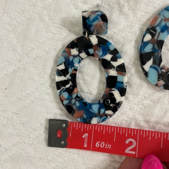 Confetti Patterned Acrylic Oval Drop Earrings 🎊 blue black & white so fun - Picture 5 of 6